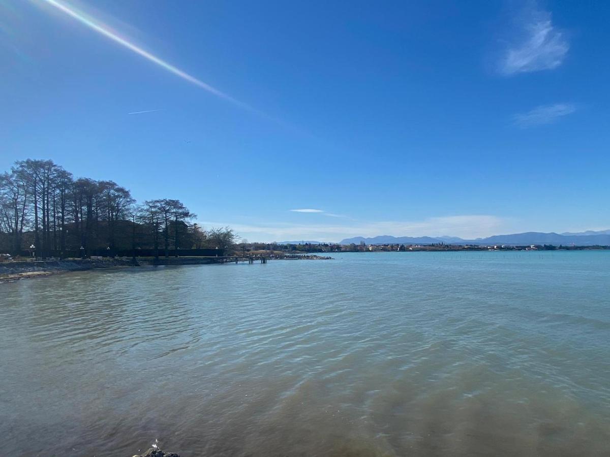 The Sunny Lake - Apartment With Pool Desenzano del Garda Buitenkant foto