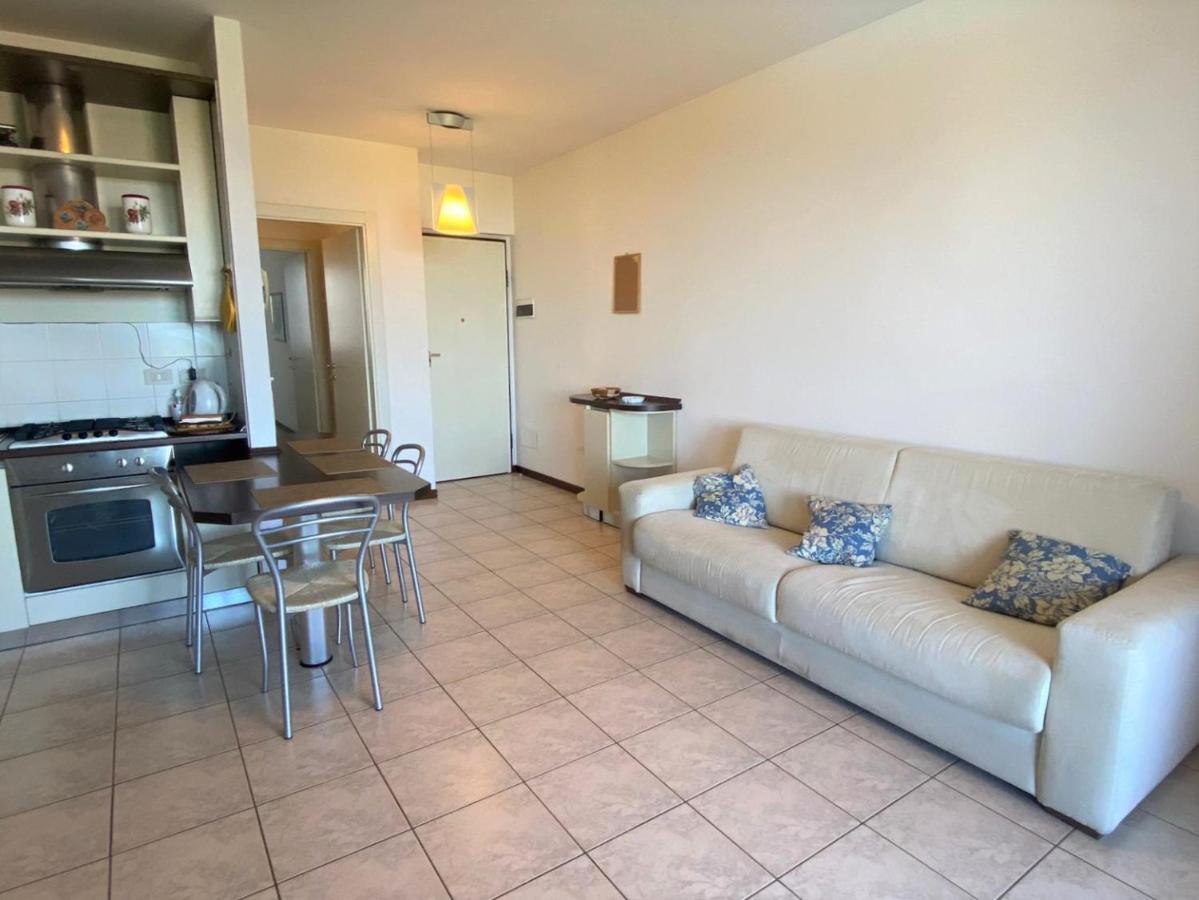 The Sunny Lake - Apartment With Pool Desenzano del Garda Buitenkant foto