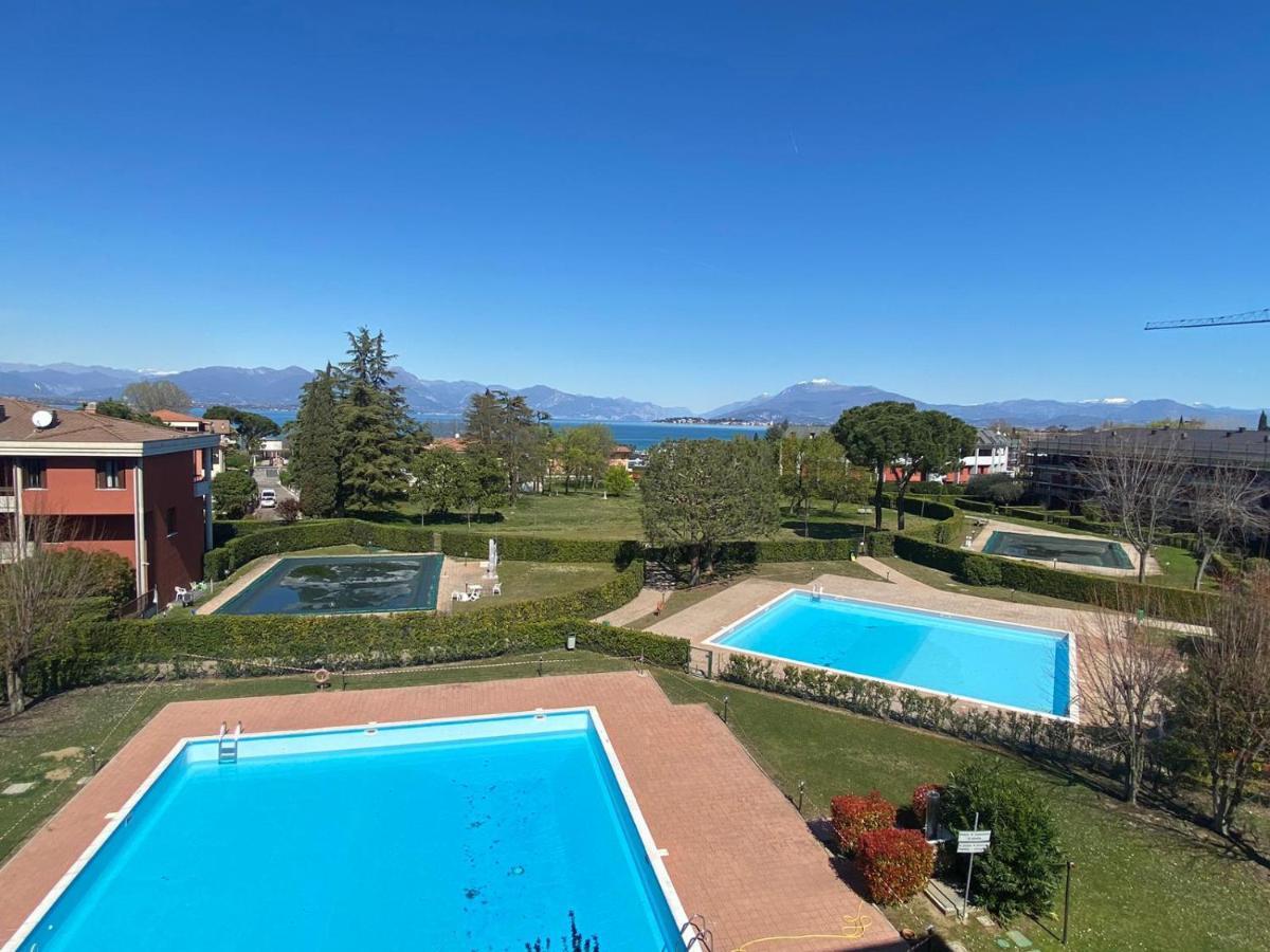 The Sunny Lake - Apartment With Pool Desenzano del Garda Buitenkant foto